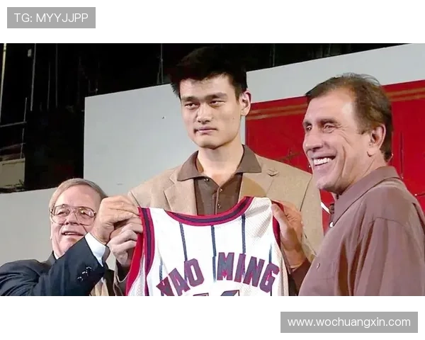 姚明传奇时刻再现断球瞬间引发全场欢呼与热议