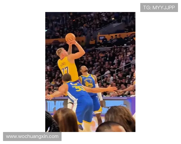 东契奇三分线外三米远超远投篮命中全场沸腾展现惊人手感